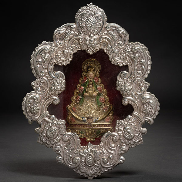 Relicario de capilla en plata repujada con la Virgen con ni&ntilde;o del siglo XIX.