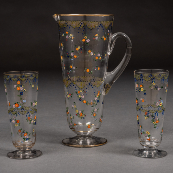 Conjunto de jarra y dos vasos realizados en cristal con decoración floral del siglo XX