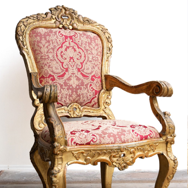 Elegante sill&oacute;n barroco romano en madera tallada y dorada, finales del siglo XVII.