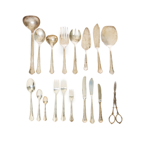 Cuberter&iacute;a para doce servicios en plata punzonada 925, s.XX. 117 piezas.