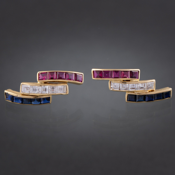 Pareja de pendientes en oro amarillo de 18 kt con cristales de colores.