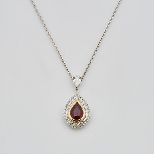 Gargantilla en oro bicolor con rubí (Burma) y diamante talla perilla. El rubí orlado por pavé de diamantes talla brillante.