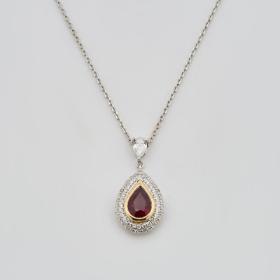 Gargantilla en oro bicolor con rubí (Burma) y diamante talla perilla. El rubí orlado por pavé de diamantes talla brillante.