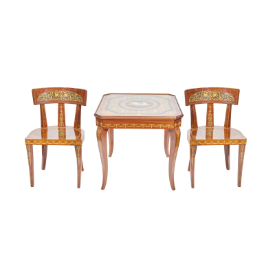 Conjunto de mesa de juego y pareja de sillas italianas en madera de ra&iacute;z de erable con decoraci&oacute;n de marqueter&iacute;as en boj c.1970.