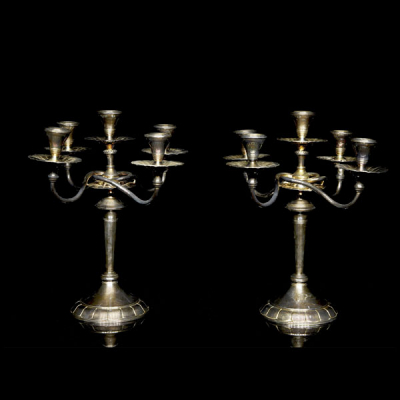 Pareja de candelabros de plata con cinco luces, s.XX. 