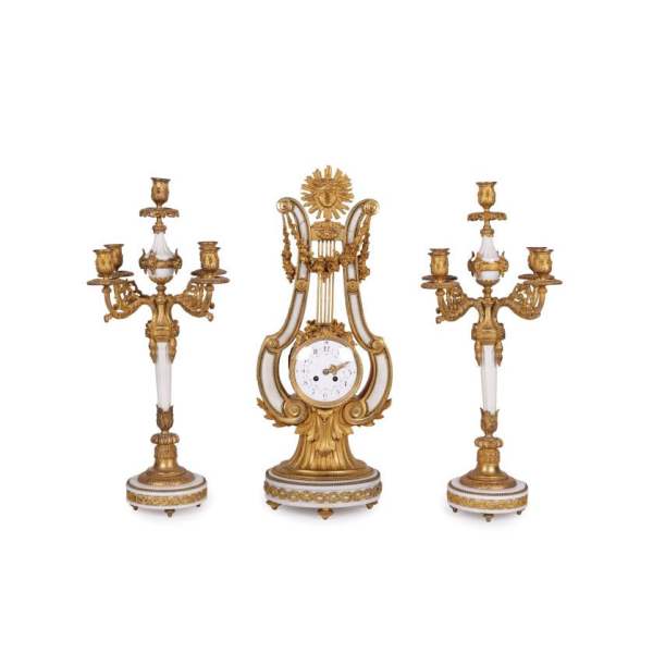 Reloj y guarnici&oacute;n de estilo Luis XVI Napole&oacute;n III S. XIX.   