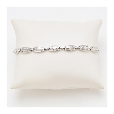 Pulsera en oro blanco con eslabones ojivales de diamantes talla trapecio engastados en carril.