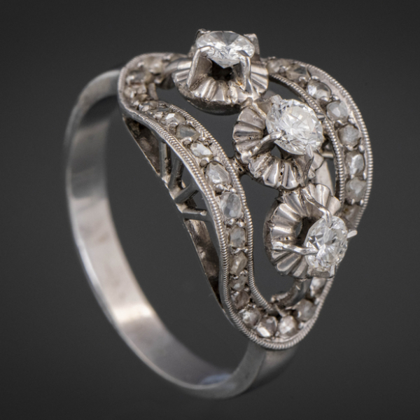 Sortija en oro blanco de 18kt con brillantes.