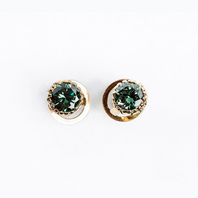 Pendientes dormilonas en oro amarillo 18 K, con un limpio diamante natural, talla brillante, color 'green-blue', en garras