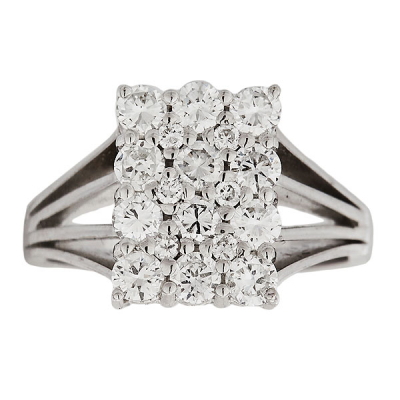 Sortija con centro rectangular de diamantes talla brillante engastados en garras.