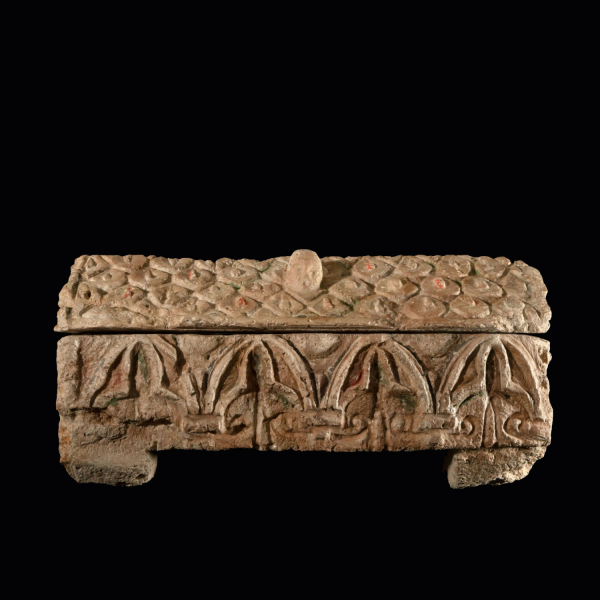 Importante y Grande Cofre Funerario Para Reliquias en piedra, siglo XIV , trabajo Gótico francés de Lorraina o Reino de Navarra.