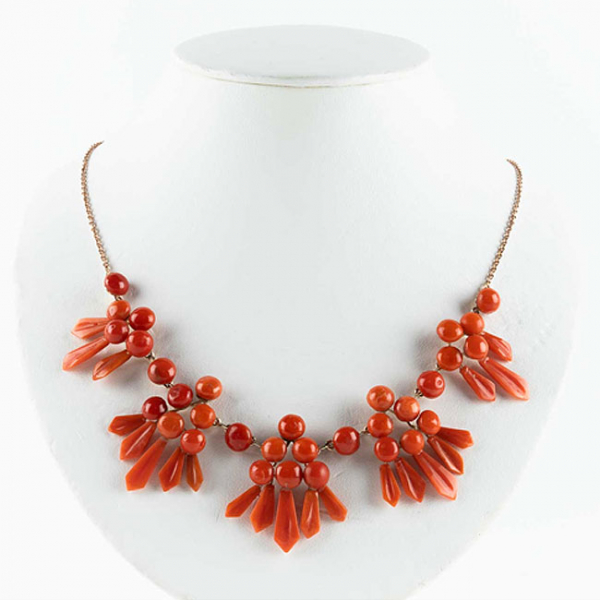 Bonito collar con centro de cinco piezas vintage de coral rojo mediterráneo, y montado en oro rosa 9 K.