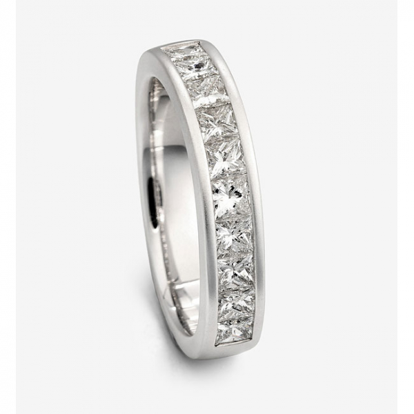 Media alianza en oro blanco con 10 diamantes talla carré con un peso total de 1 cts. aprox.