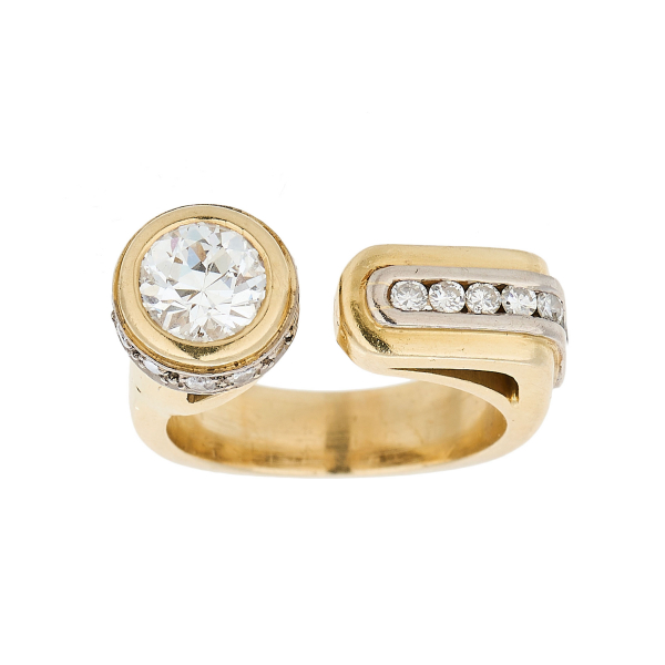 Sortija en oro con centro abierto y diamantes tallas brillante y brillante antigua engastados en barras y chat&oacute;n.