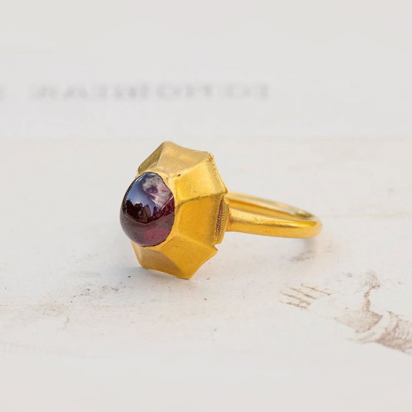 Anillo “Pie-Dish” en oro 22K con granate cabujón. Francia o Inglaterra, siglo XIII. 