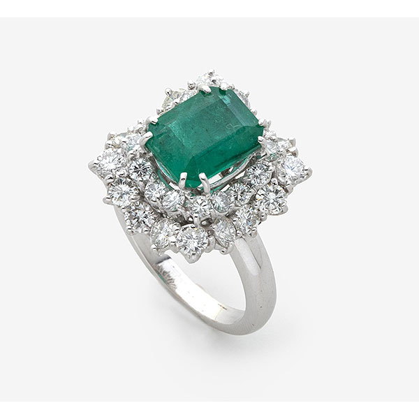 Sortija en oro blanco con esmeralda central y 2 orlas de diamantes talla brillante con un peso total de 1,50 cts. aprox.