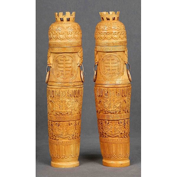 Pareja de jarrones orientales de marfil con tapa
