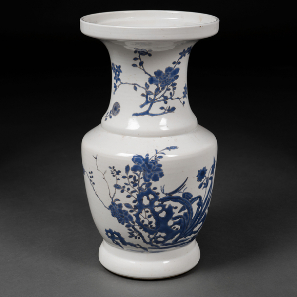 Jarrón en porcelana china color azul y blanca del siglo XIX