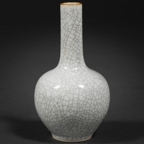 Jarrón en porcelana china crakle del siglo XX. Medidas: 20 x 10 cms.