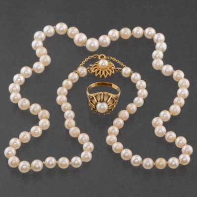 Conjunto de collar y anillo de perlas y oro amarillo de 18 kt.