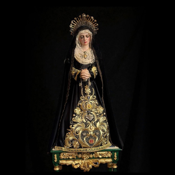Impresionante escultura castellana de "Virgen de los Dolores" con corona de plata. Escuela Española, siglo XVI-XVIII.