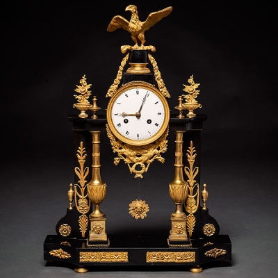 Reloj de sobremesa francés época Luís XVI en bronce dorado y mármol negro. Trabajo francés, Siglo XVIII 
