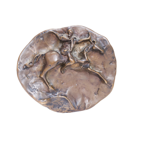 Salvador Dal&iacute; (Figueres, Girona, 1904-1989) Mensaje de Hispanidad. Medall&oacute;n con altorrelieve en bronce patinado.