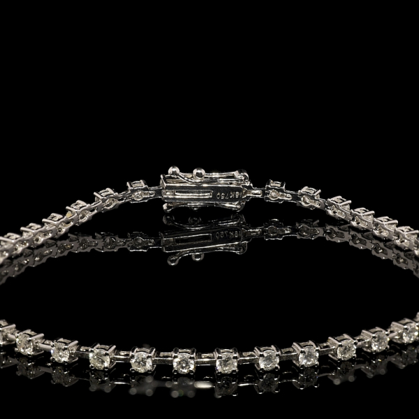 Pulsera riv&egrave;re en oro blanco de 18K y diamantes. 
