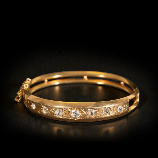 Excepcional Brazalete en oro de 18k y 2,25 ct de diamantes talla antigua.