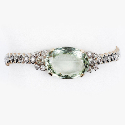 Bello brazalete antiguo en oro amarillo 18 K, con un centro de amatrino oval (31 ct aprox) y blancos diamantes 