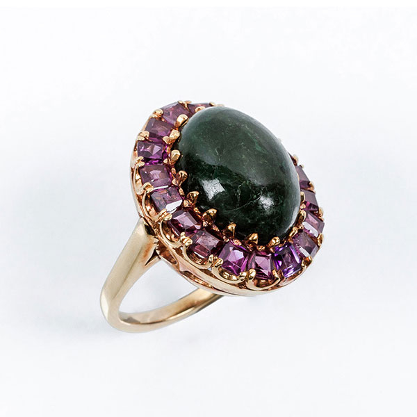 Bella sortija vintage en sólida montura de oro amarillo 18 K con cabuchón de piedra verde natural y orla de amatistas talla 'carré'