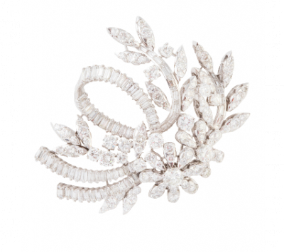 Broche de brillantes con diseño floral atado con cintas de diamantes talla baguette.   En montura de oro blanco de 18 K.
