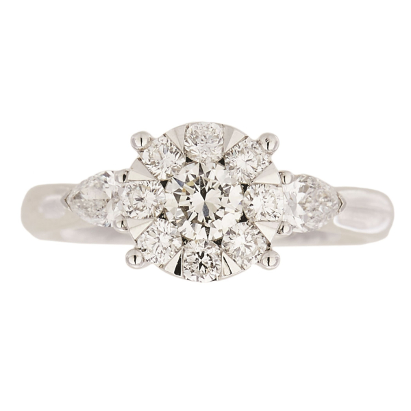 Sortija en oro blanco con rosetón de diamantes talla brillante custodiado por diamantes talla perilla.