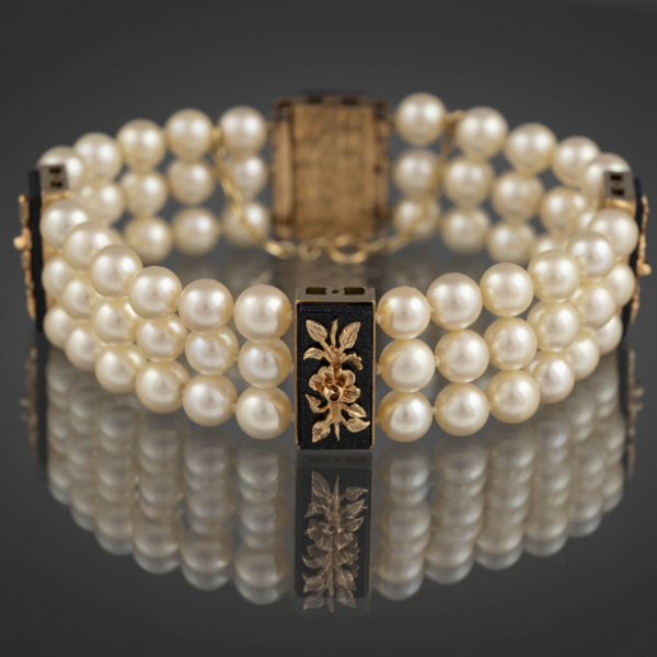 Pulsera de tres hilos de perlas cultivadas con separadores en oro amarillo de 18 kt y venturina con motivos florales.