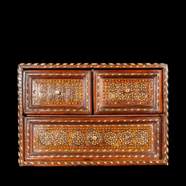 Peque&ntilde;o bargue&ntilde;o Hispano Morisco con taracea geom&eacute;trica, Granada, Siglo XVI-XVII.