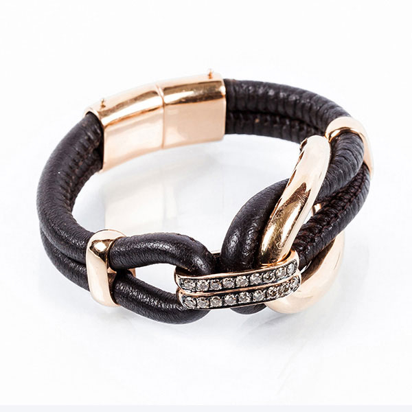 Pulsera en piel marr&oacute;n, con cabos marinos unidos por eslabones de oro amarillo 18 K con diamantes talla brillante, color 'brown'