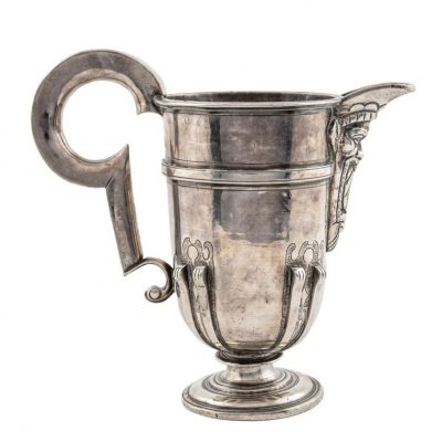 Importante jarro de pico Felipe III en plata española punzonada, en su color. Marcas de localidad de Córdoba y del platero Pedro Sánchez de Luque (1567-1640), ambas en el cuello. 