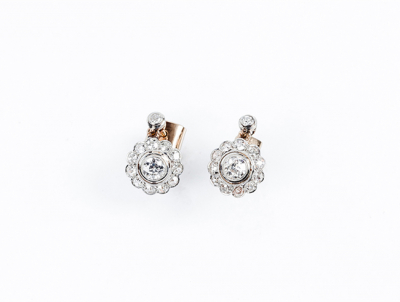 Bonitos pendientes vintage con rosetón colgante de limpios y blancos diamantes talla brillante y 8/8 antigua