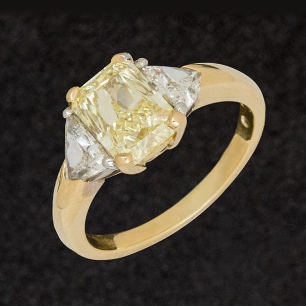 Anillo de oro amarillo y blanco de 18 K. con diamante fancy yellow talla radiant de 2,15 cts.