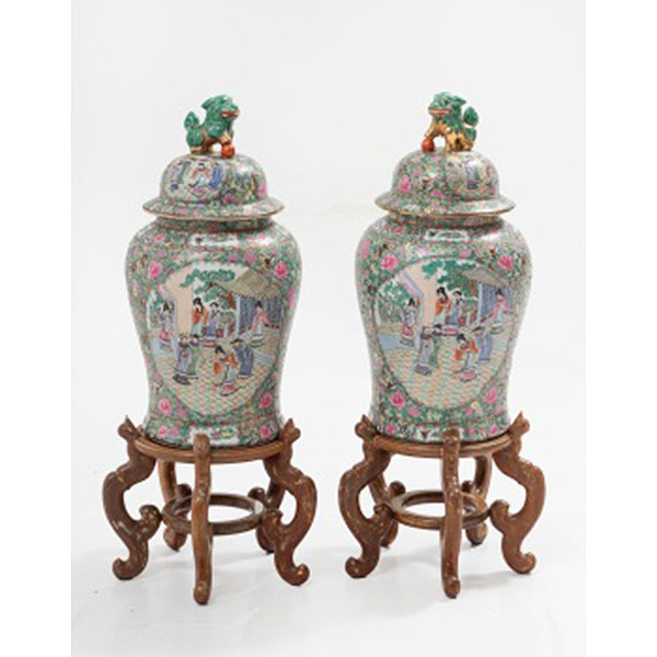 Pareja de jarrones orientales con tapa en porcelana dorada y pintada en relieve con medallones centrales representando escenas palaciegas, flores, mariposas y hojas alrededor.  Mediados S. XX