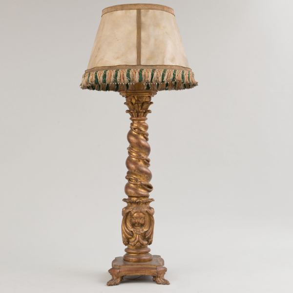 Columna salomónica adaptada como lámpara de pie en madera tallada estucada y dorada. Finales del siglo XIX-XX. 
