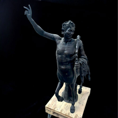 Escuela francesa del siglo XX - Joven Centauro, Firmado: "GIBARDIEU".   Bronce patinado a la cera perdida. 