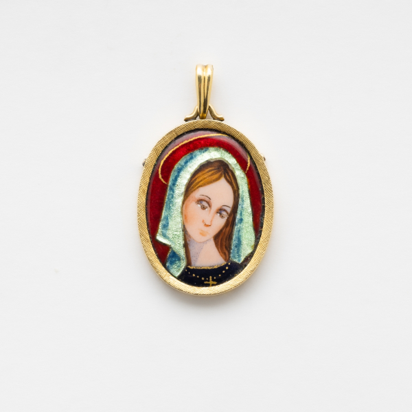 Medalla devocional dise&ntilde;o oval en oro mate y brillo con representaci&oacute;n de Virgen en esmalte en anverso y calado floral en reverso.