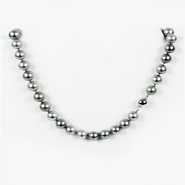 Collar de 39 bellas perlas grises de Tahit&iacute;, calidad gema, en ligera disminuci&oacute;n (12-11 mm.), cierre de bola en oro blanco 18 K.
