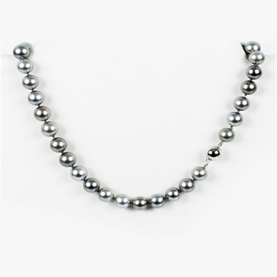 Collar de 39 bellas perlas grises de Tahití, calidad gema, en ligera disminución (12-11 mm.), cierre de bola en oro blanco 18 K.