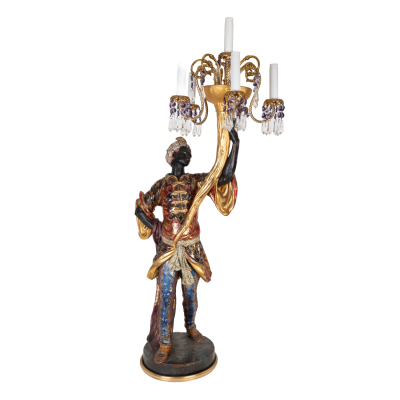 Eugenio Pattarino (Italia 1885-1971)  L&aacute;mpara veneciana estilo &laquo;blackamoor&raquo; con representaci&oacute;n de &laquo;moretti&raquo; veneciano sujetando un candelabro en cer&aacute;mica esmaltada, s.XX.