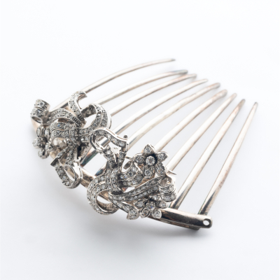 Broche doble clip dise&ntilde;o floral en platino con diamantes tallas brillante y 8/8, c.1950. 