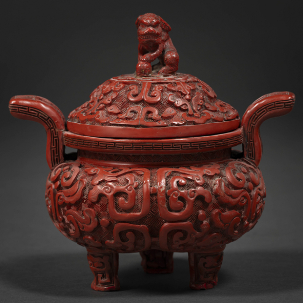 Incensario chino en laca roja color cinabrio del siglo XX.