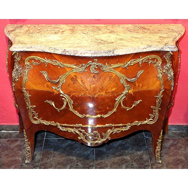 Extraordinaria cómoda, Luis XV, S.XIX. En madera de palosanto