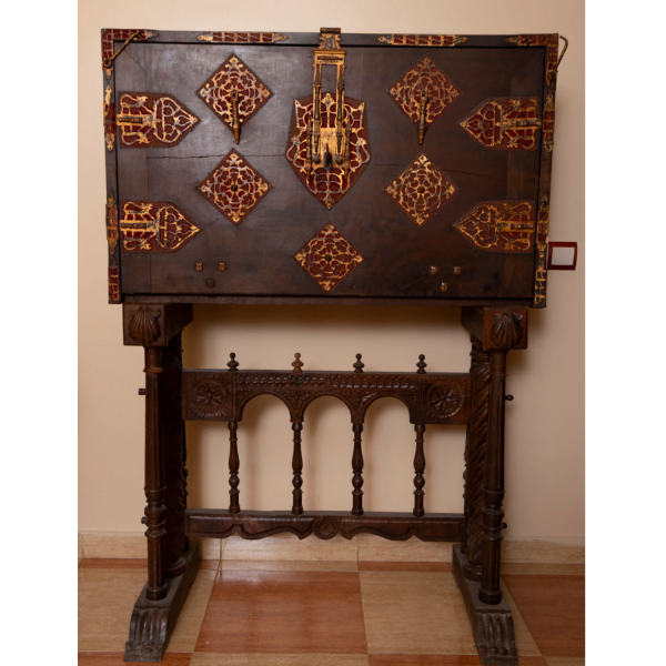 Importante Cabinet "Bargueño" colonial español de Estilo Vargas con mesa del siglo XVII principios siglo XVIII, México.